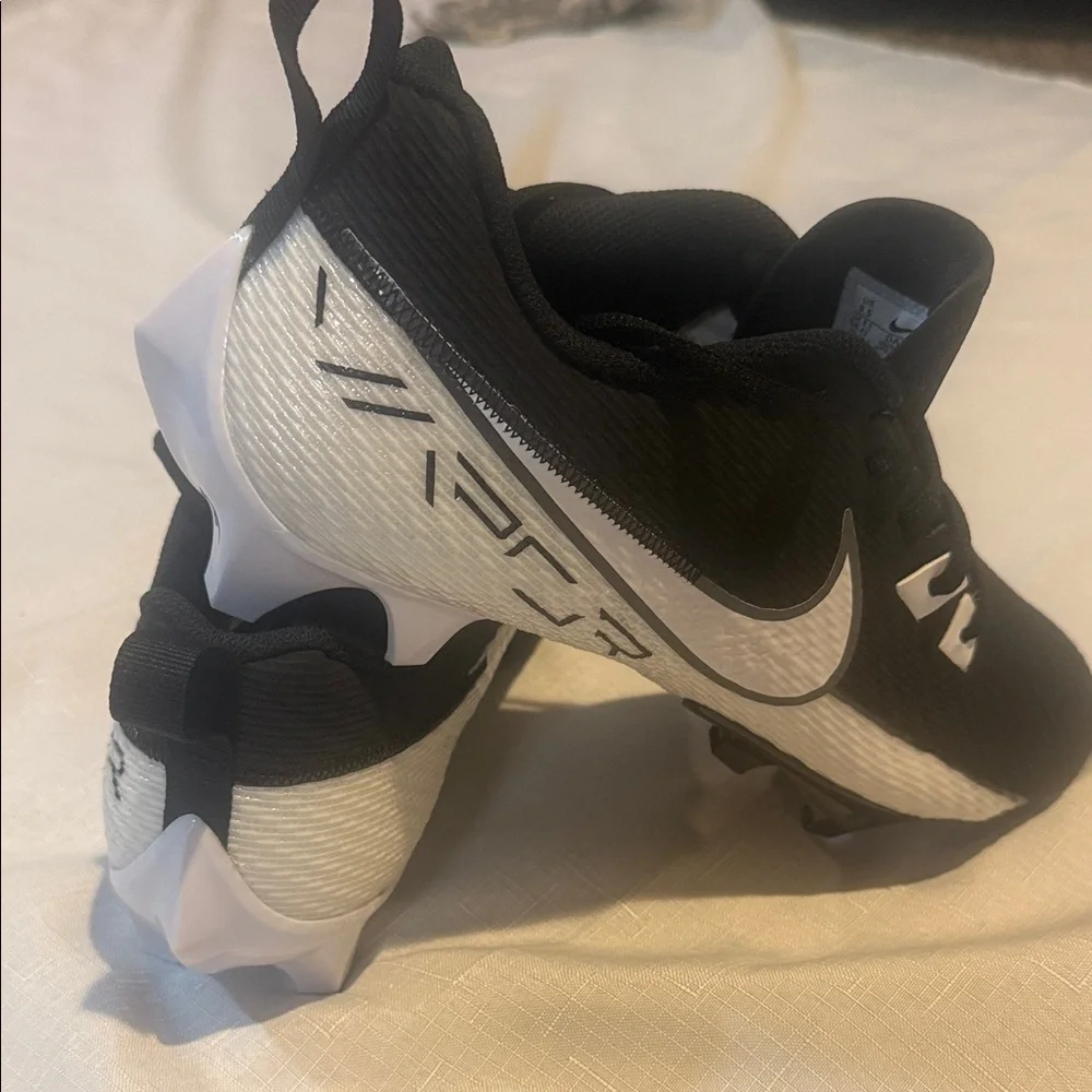 Nike Black and White Athletic Shoes - Picture 7 of 10